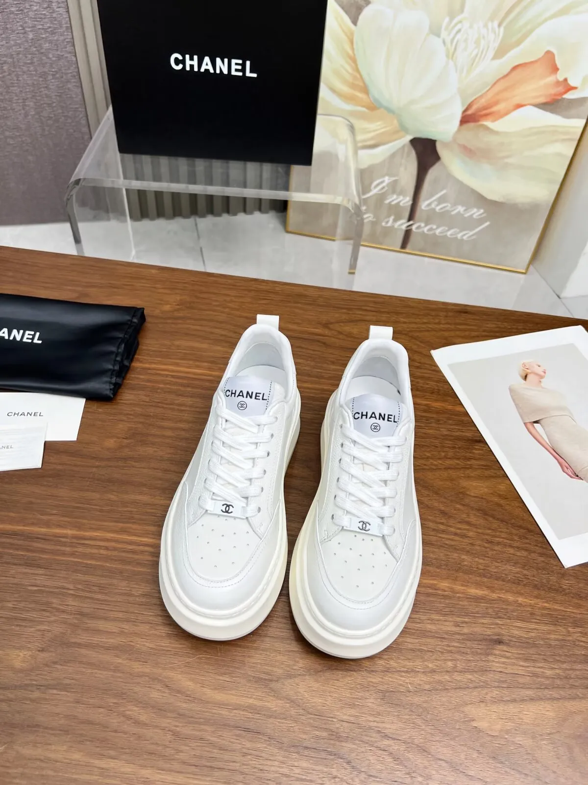 👟👟Ex-factory price 460👟👟 New Chanel panda color white shoes, currently super popular thick-soled shape, very versatile, long and slim legs, super comfortable on the feet, elongating the entire body proportion [strong] Fabric: imported first-layer cowhide🐂 Lining: sheepskin Foot pads: cowhide Code number: 34 to 41 (34 and 41 need to be customized) Packaging: with card, cloth bag Color: black, white, pink